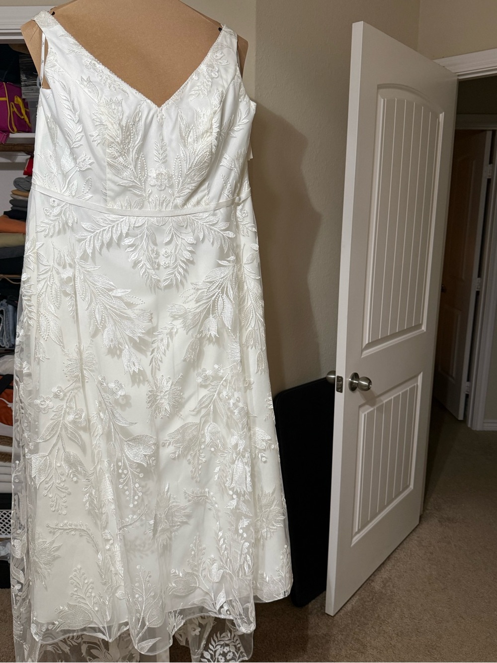 DB STUDIO

V-Neck Embroidered Lace A-Line Wedding Dress